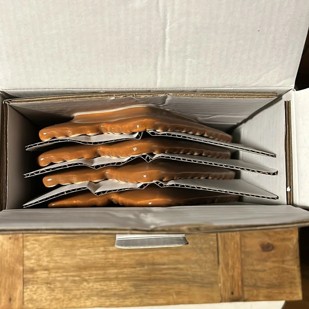 Pottery Barn Gingerbread House Set of 4 Appetizer plates BNIB - Picture 5 of 9